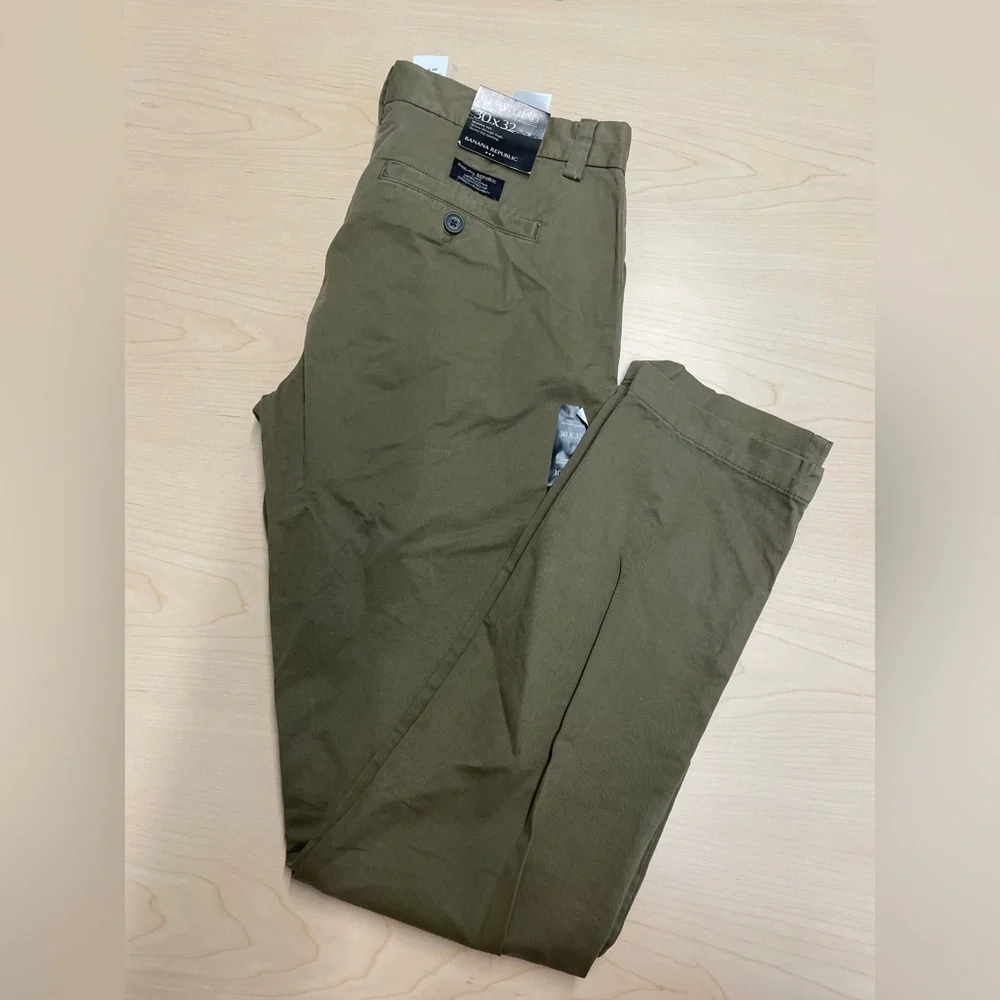 NWT Banana Republic Men's Khaki Chinos - 30x32 Classic khaki in neutral color